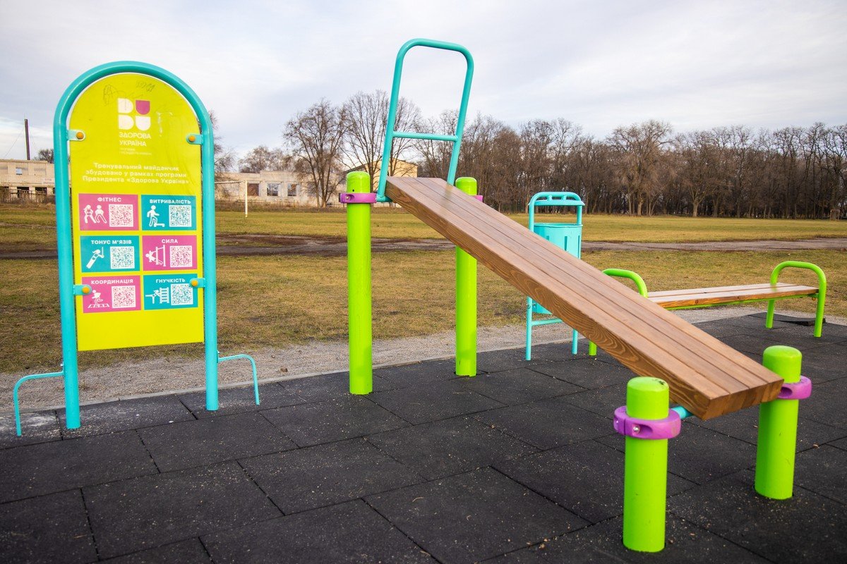 «Здоровая Украина»: в Верховцево установили 4 мультифункциональные спортивные площадки 6