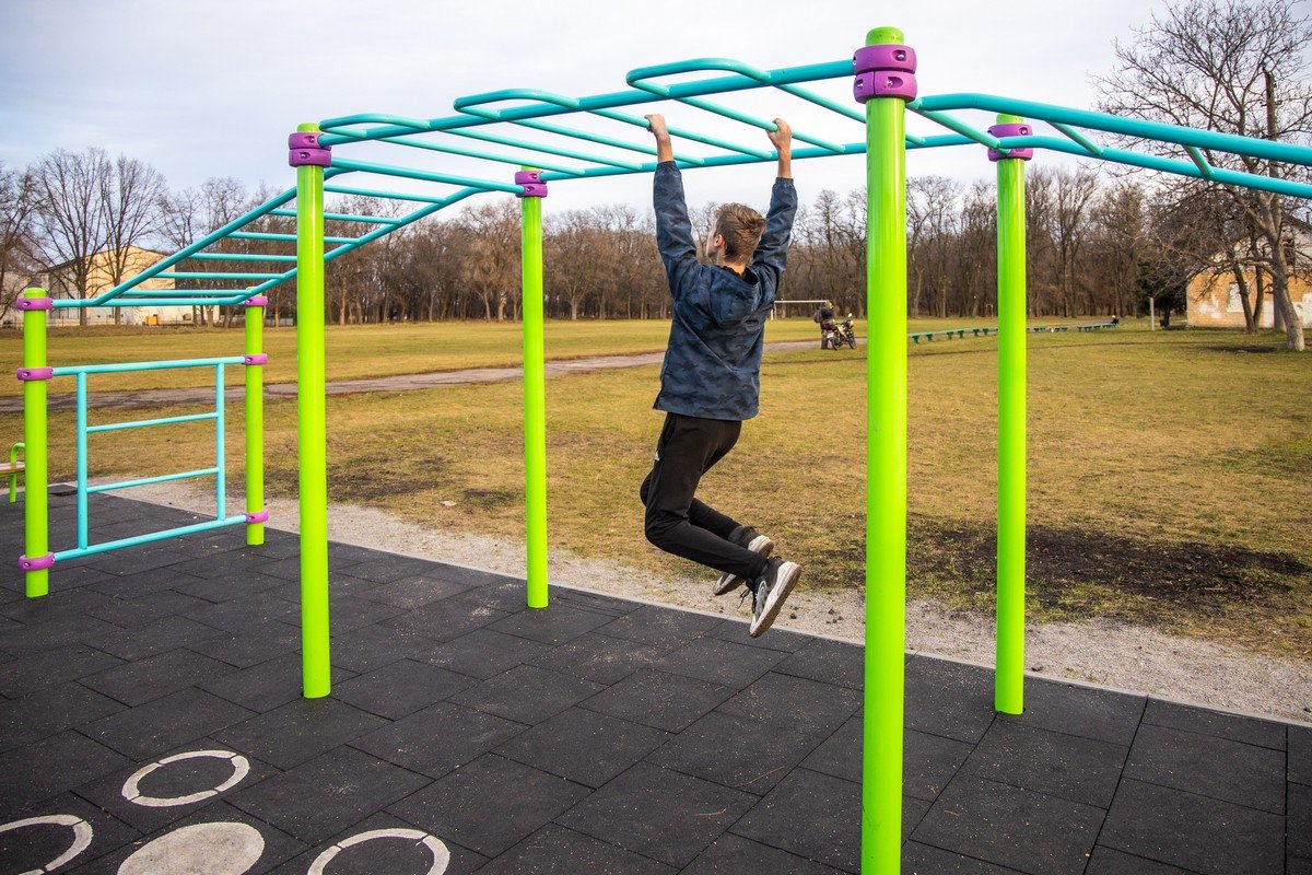 «Здоровая Украина»: в Верховцево установили 4 мультифункциональные спортивные площадки 10