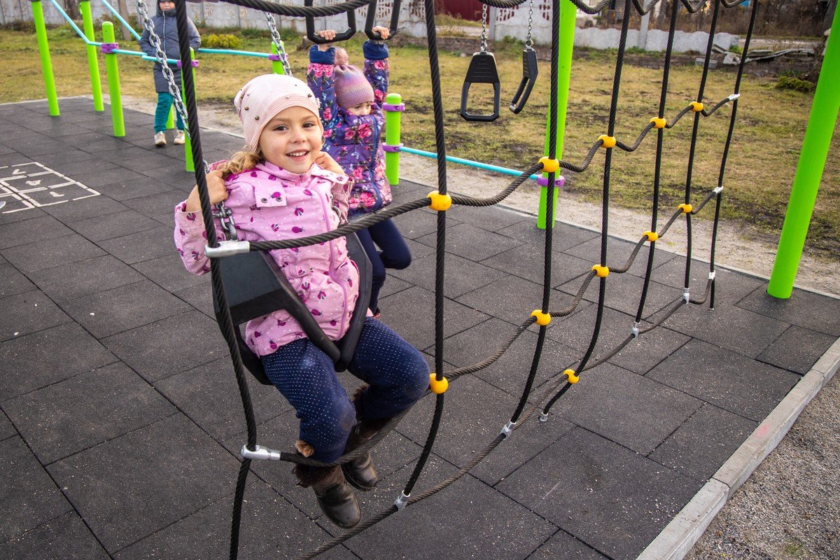 «Здоровая Украина»: в Верховцево установили 4 мультифункциональные спортивные площадки 11