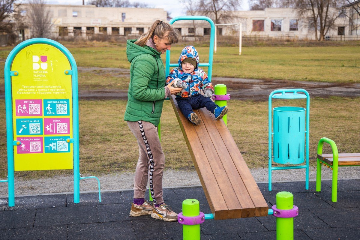 «Здоровая Украина»: в Верховцево установили 4 мультифункциональные спортивные площадки 12