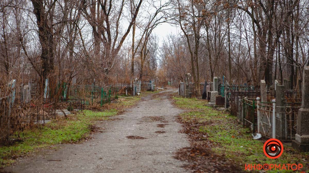 Хватит лишь на 3 года: на кладбищах Днепра заканчиваются места для захоронений