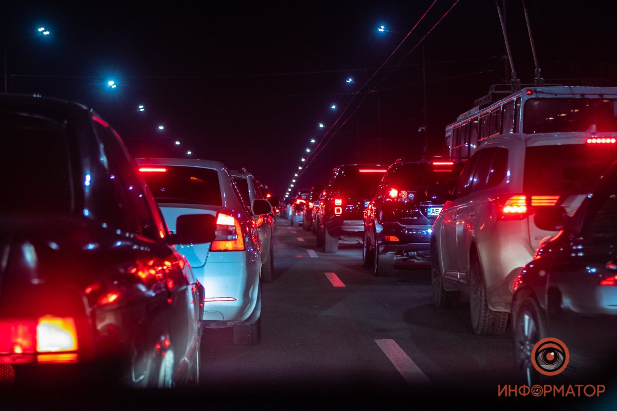 В Днепре на Центральном мосту перевернулся Sprinter: подробности 1