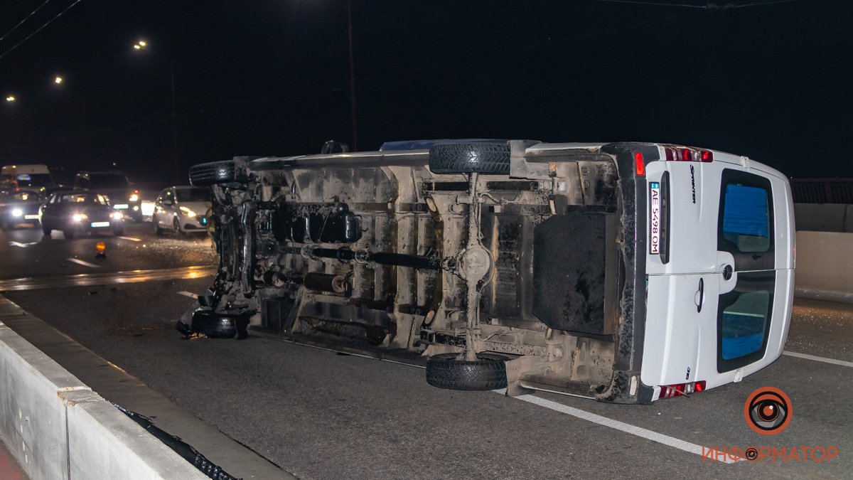 В Днепре на Центральном мосту перевернулся Sprinter: подробности 2