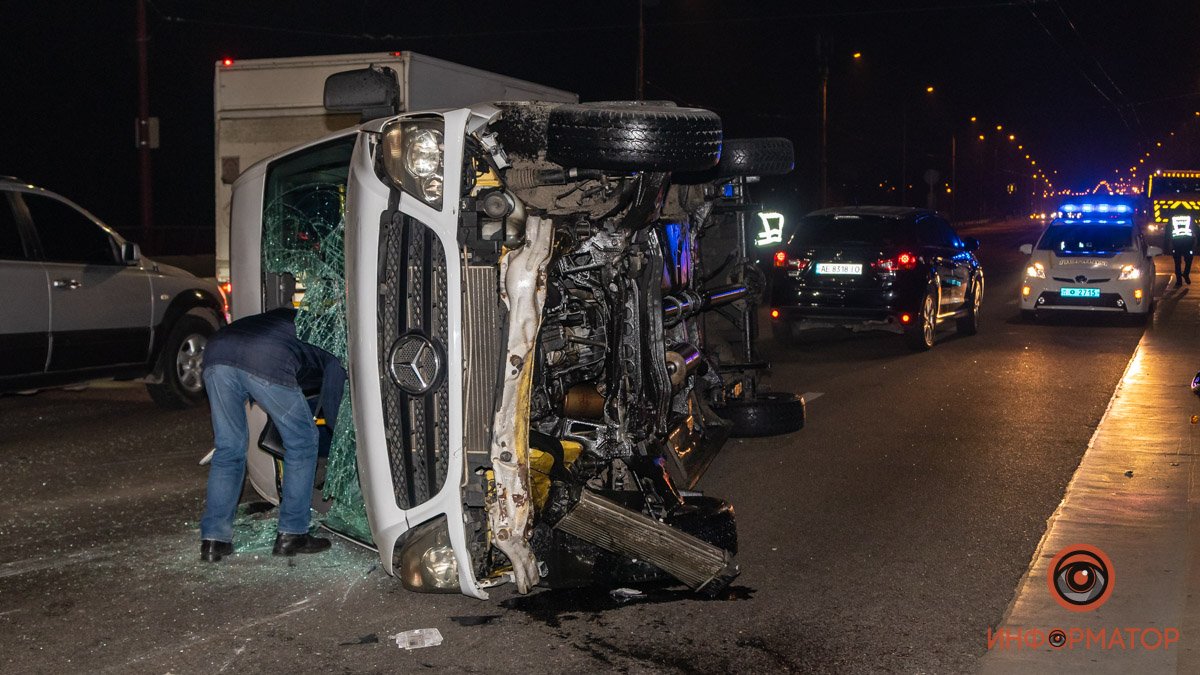 В Днепре на Центральном мосту перевернулся Sprinter: подробности 3