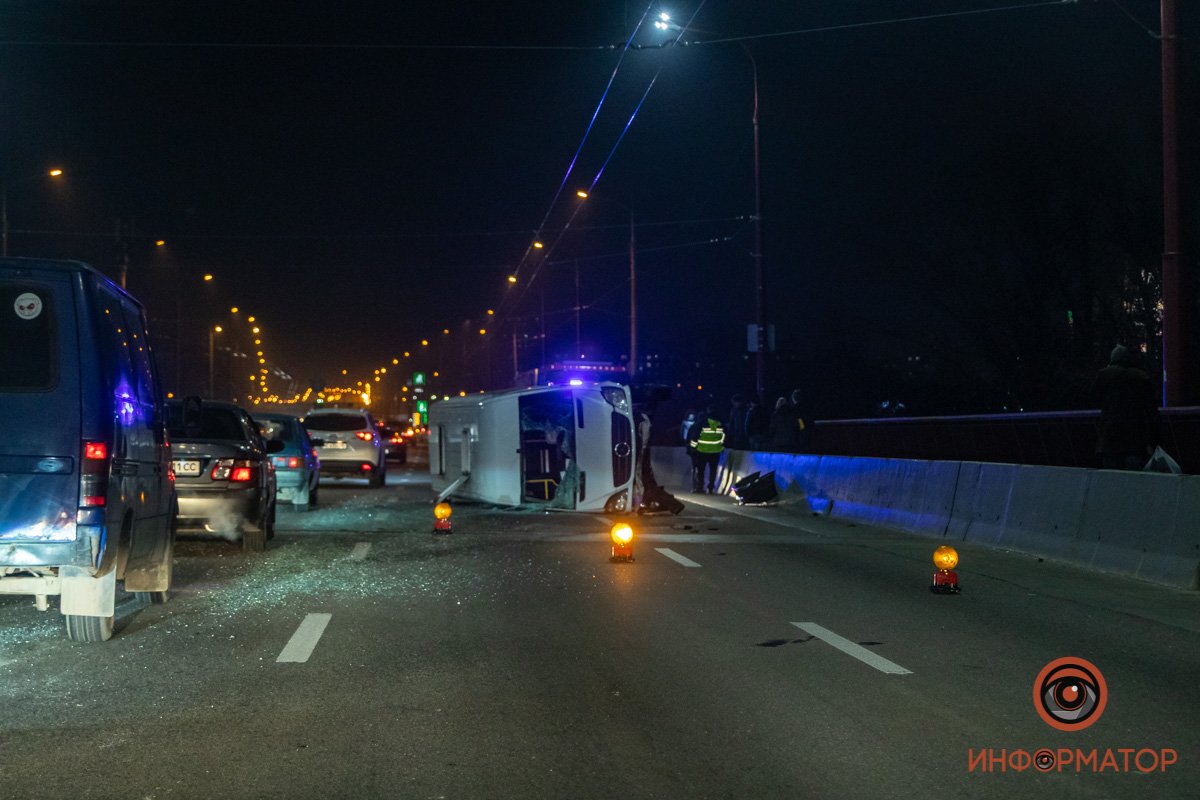 В Днепре на Центральном мосту перевернулся Sprinter: подробности 4