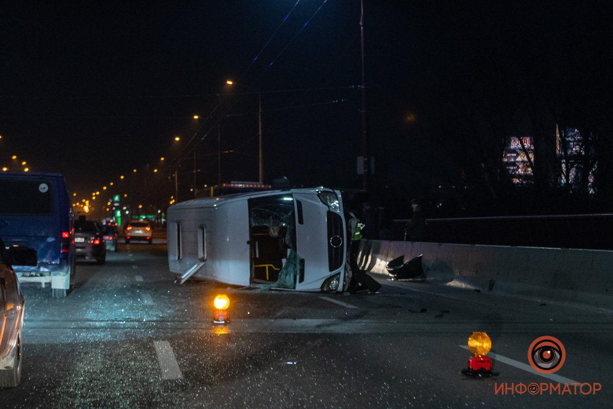 В Днепре на Центральном мосту перевернулся Sprinter: подробности 5