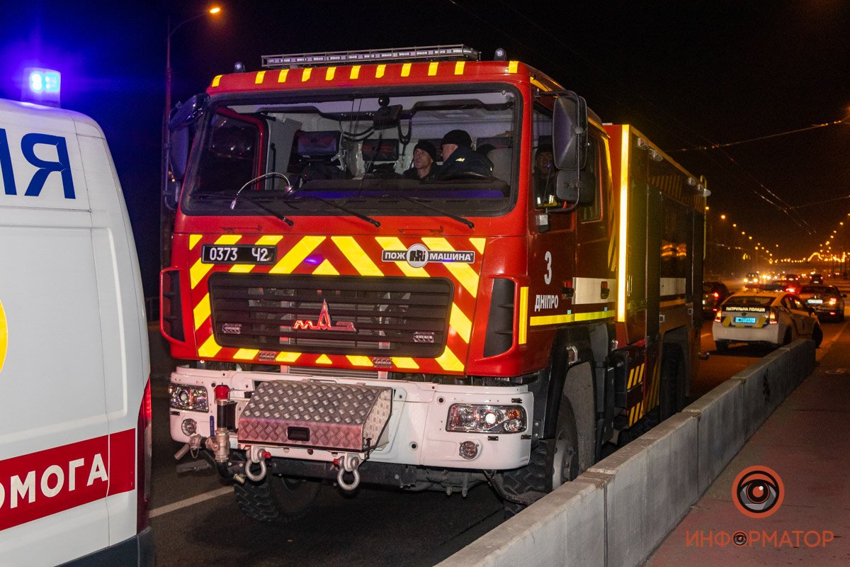 В Днепре на Центральном мосту перевернулся Sprinter: подробности 6