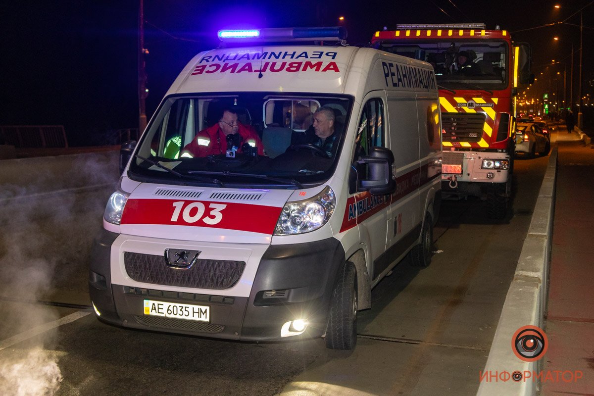 В Днепре на Центральном мосту перевернулся Sprinter: подробности 7