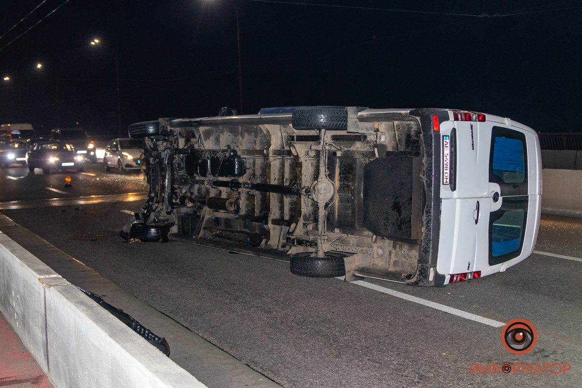 В Днепре на Центральном мосту перевернулся Sprinter: подробности 8