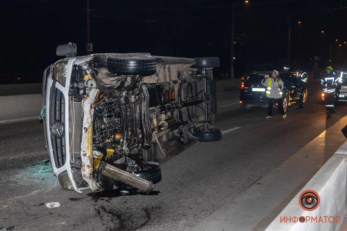 В Днепре на Центральном мосту перевернулся Sprinter: подробности 9