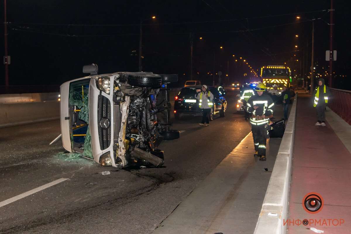 В Днепре на Центральном мосту перевернулся Sprinter: подробности 12