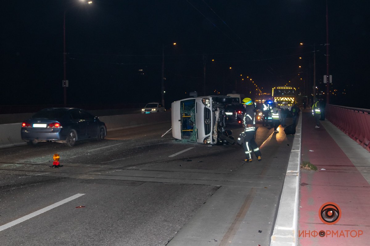 В Днепре на Центральном мосту перевернулся Sprinter: подробности 13