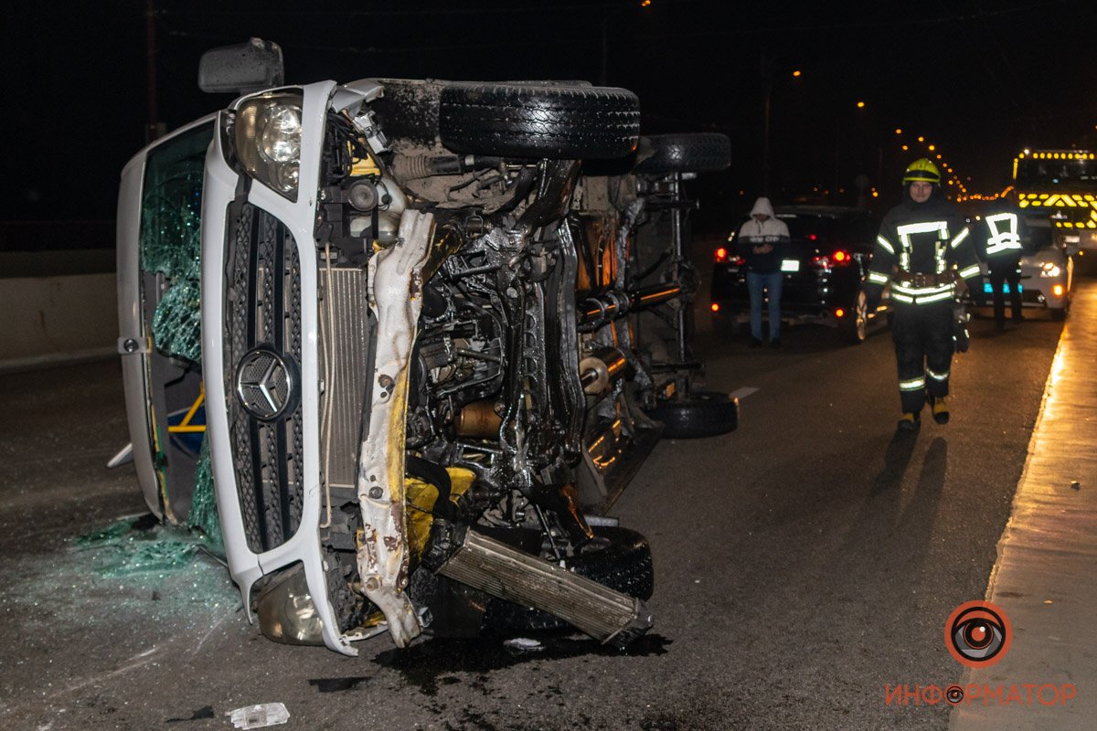 В Днепре на Центральном мосту перевернулся Sprinter: подробности 14