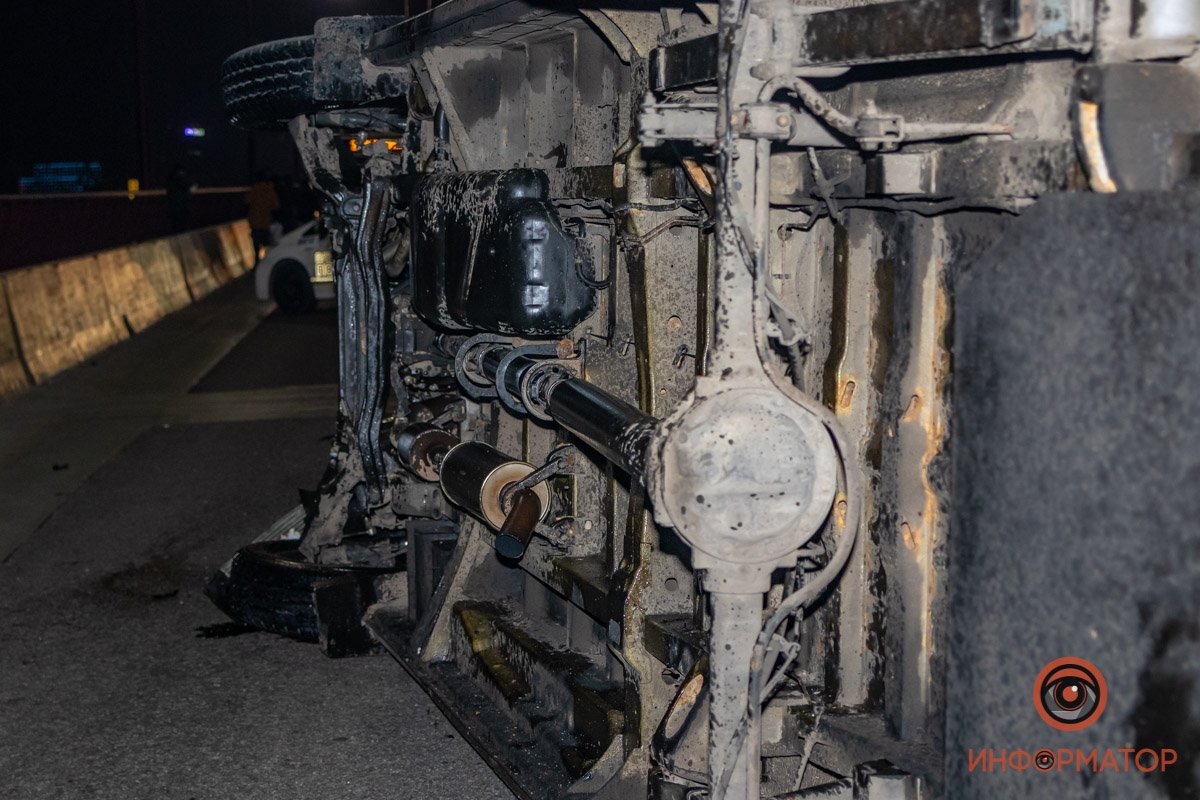 В Днепре на Центральном мосту перевернулся Sprinter: подробности 15