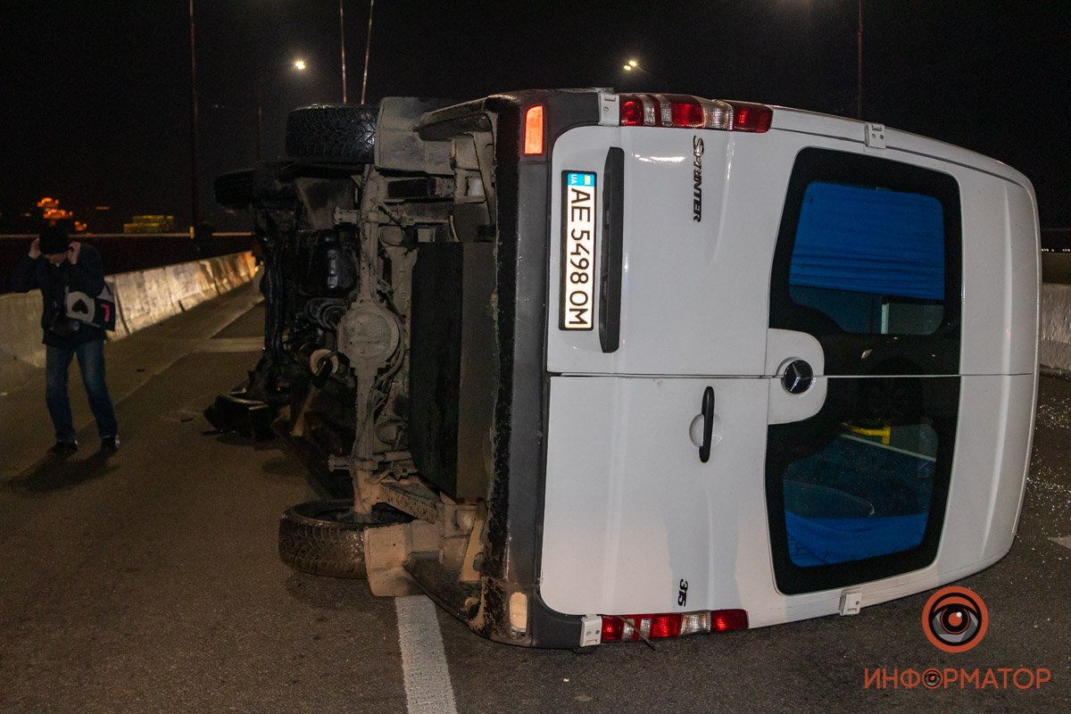 В Днепре на Центральном мосту перевернулся Sprinter: подробности 16