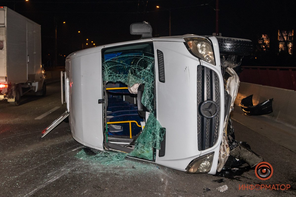 В Днепре на Центральном мосту перевернулся Sprinter: подробности 17