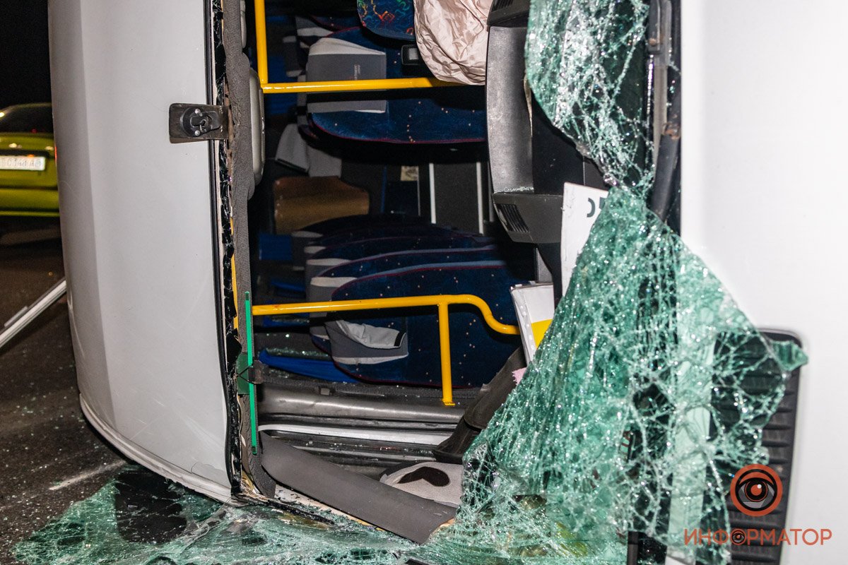 В Днепре на Центральном мосту перевернулся Sprinter: подробности 18