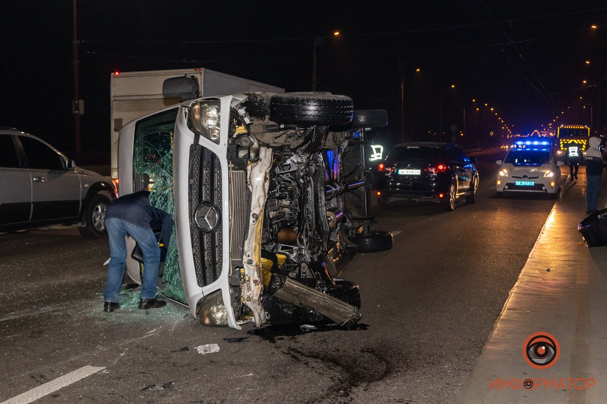 В Днепре на Центральном мосту перевернулся Sprinter: подробности 19