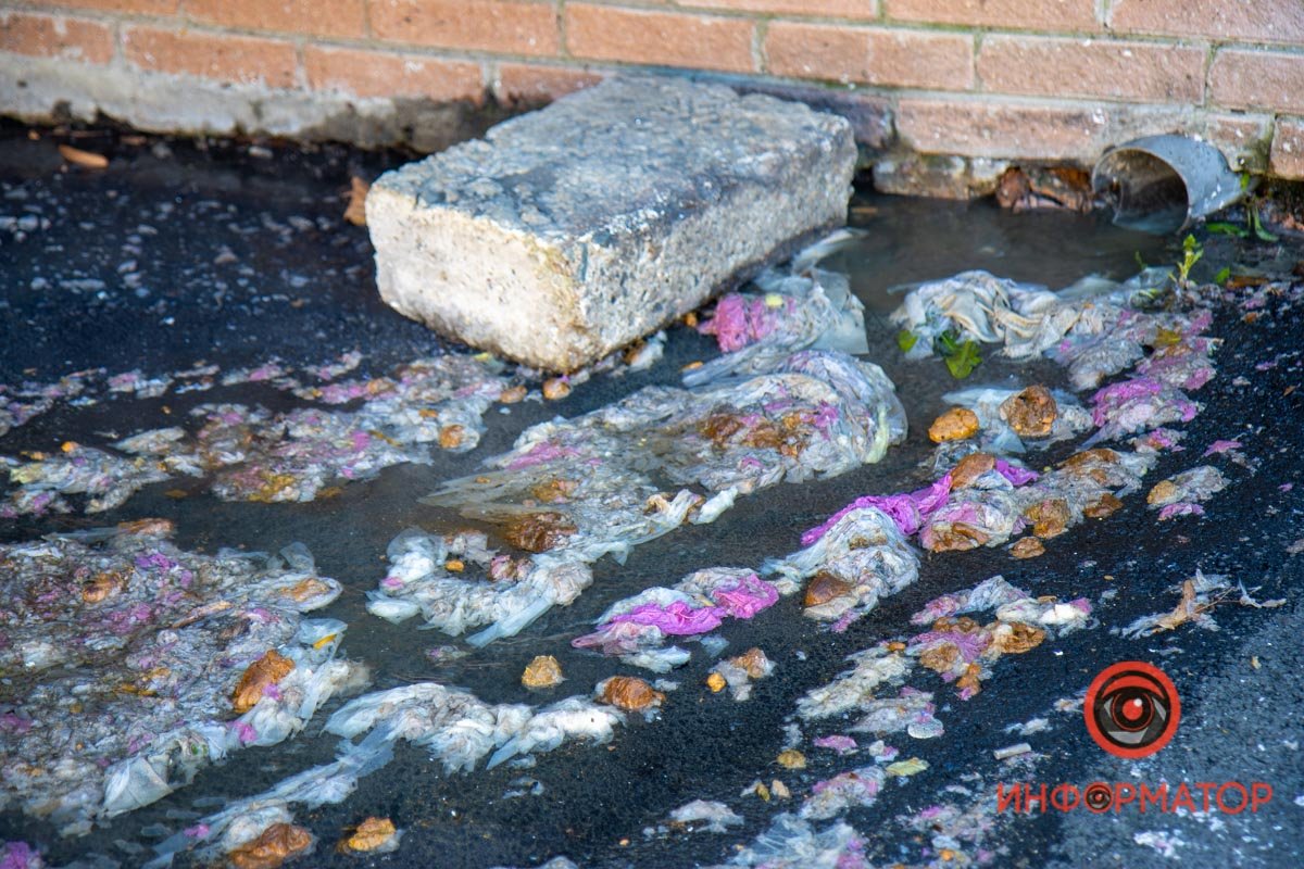 На проспекте Гагарина течет канализация На проспекте Гагарина течет канализация