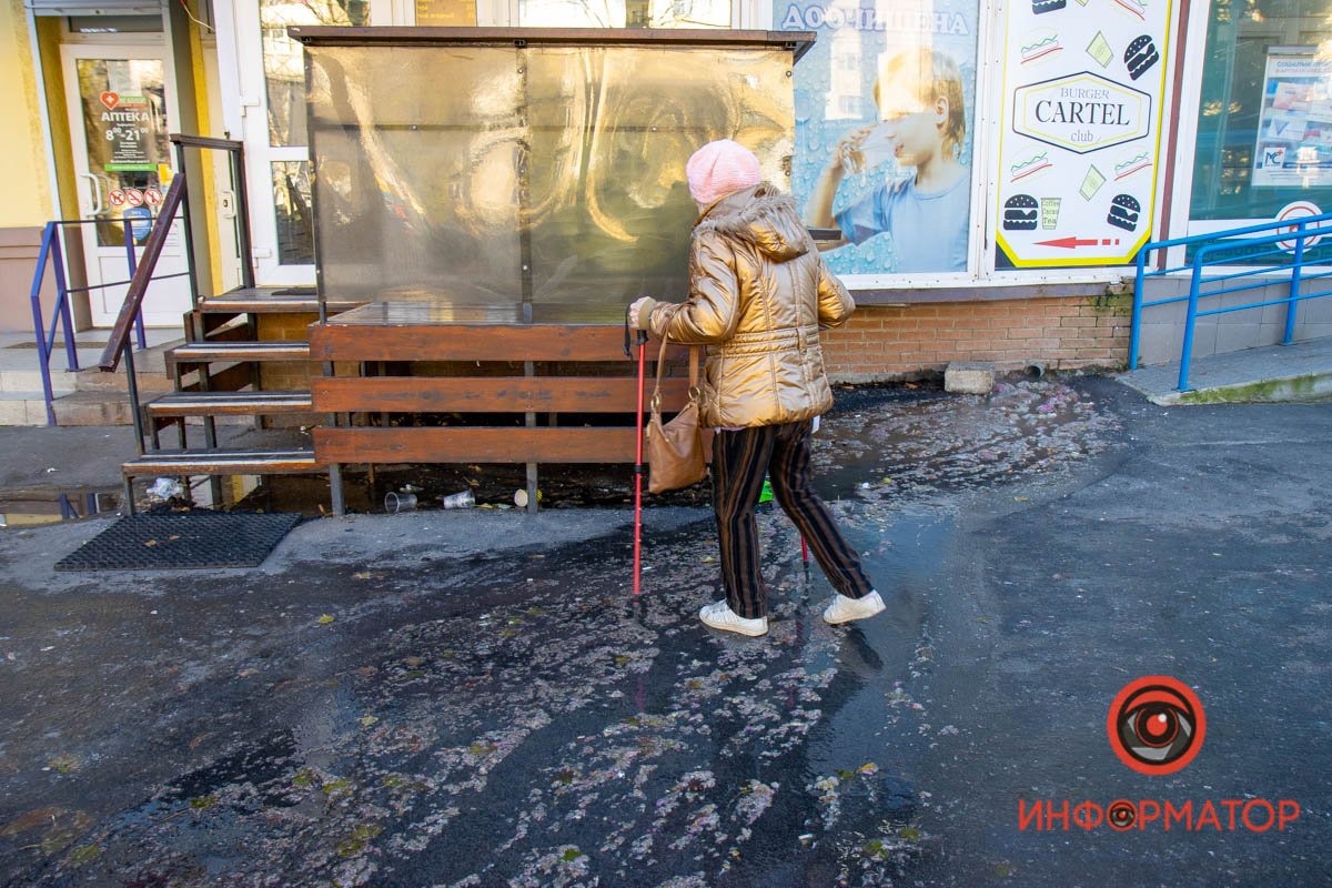 Тротуар очень скользкий, пройти тут тяжело Тротуар очень скользкий, пройти тут тяжело