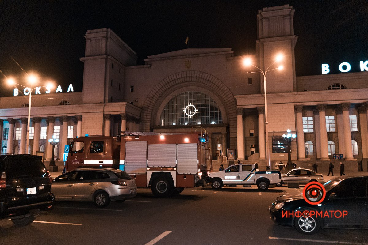 Здесь заметили спасателей, полицию и скорую помощь Здесь заметили спасателей, полицию и скорую помощь