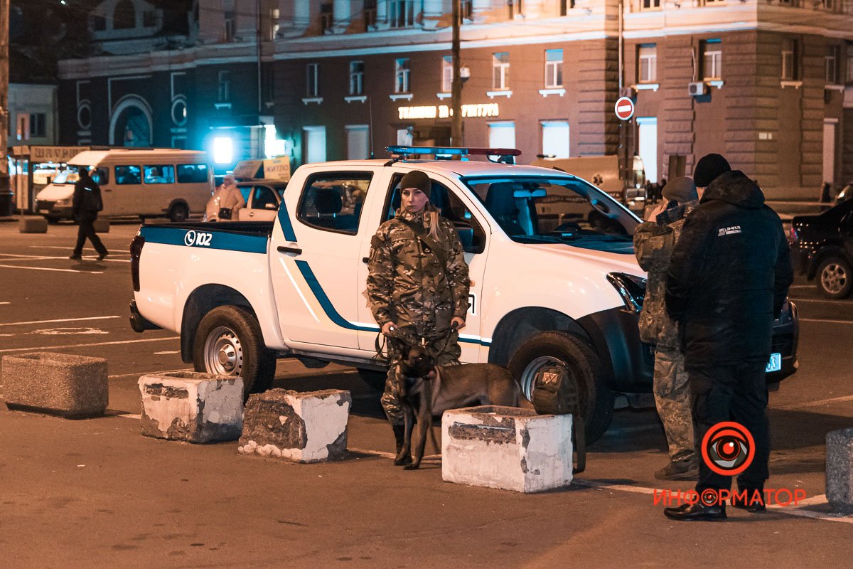 Здание осмотрели кинологи Здание осмотрели кинологи