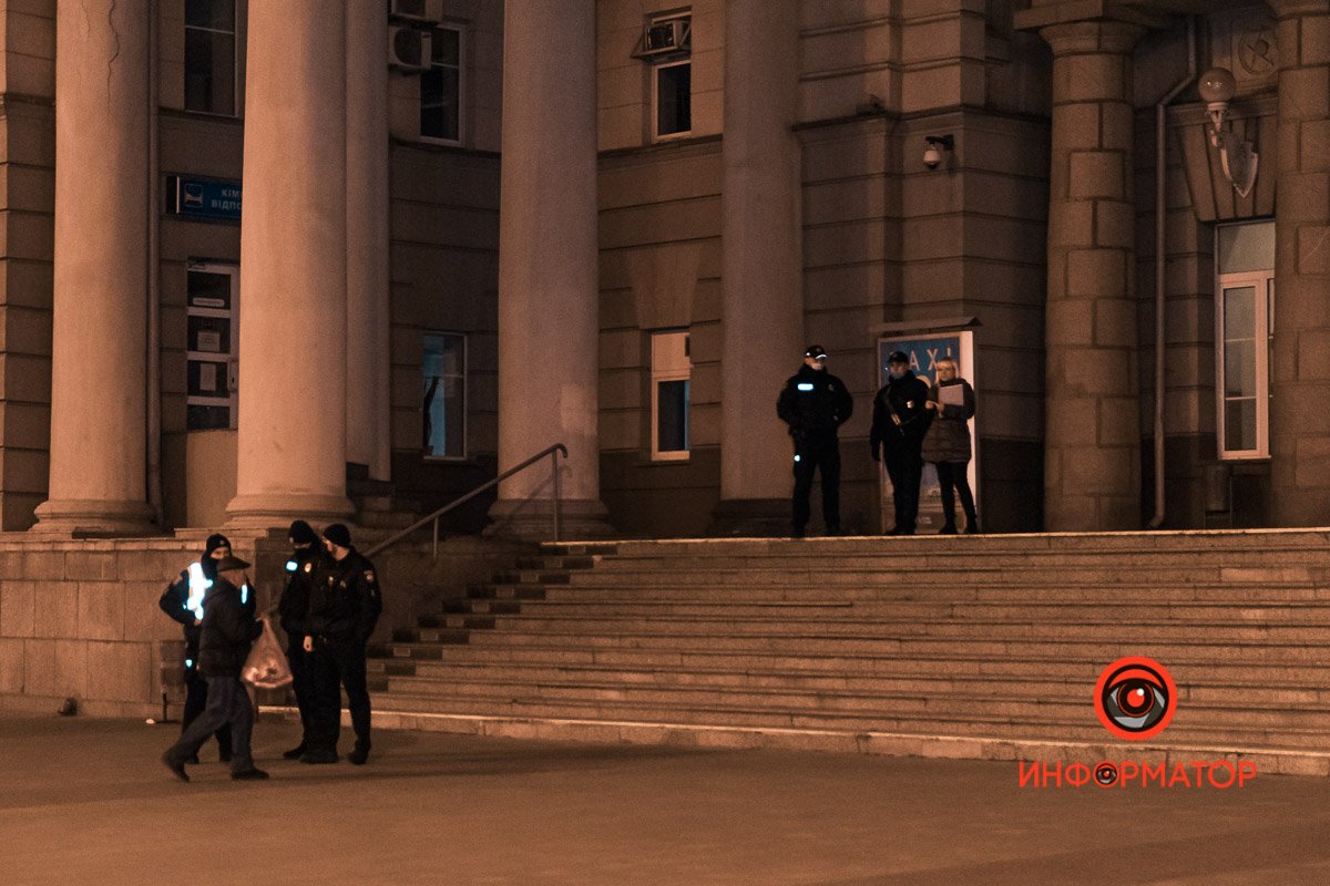 За порядком следили полицейские За порядком следили полицейские