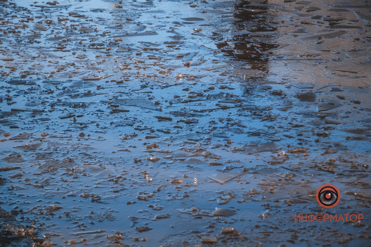 Вода бьет из-под земли Вода бьет из-под земли