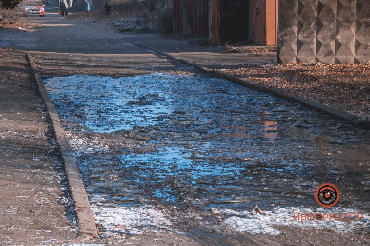 В Днепре на улице Приднепровской прорвало трубу: жители одного из подъездов  не могут выйти из дома