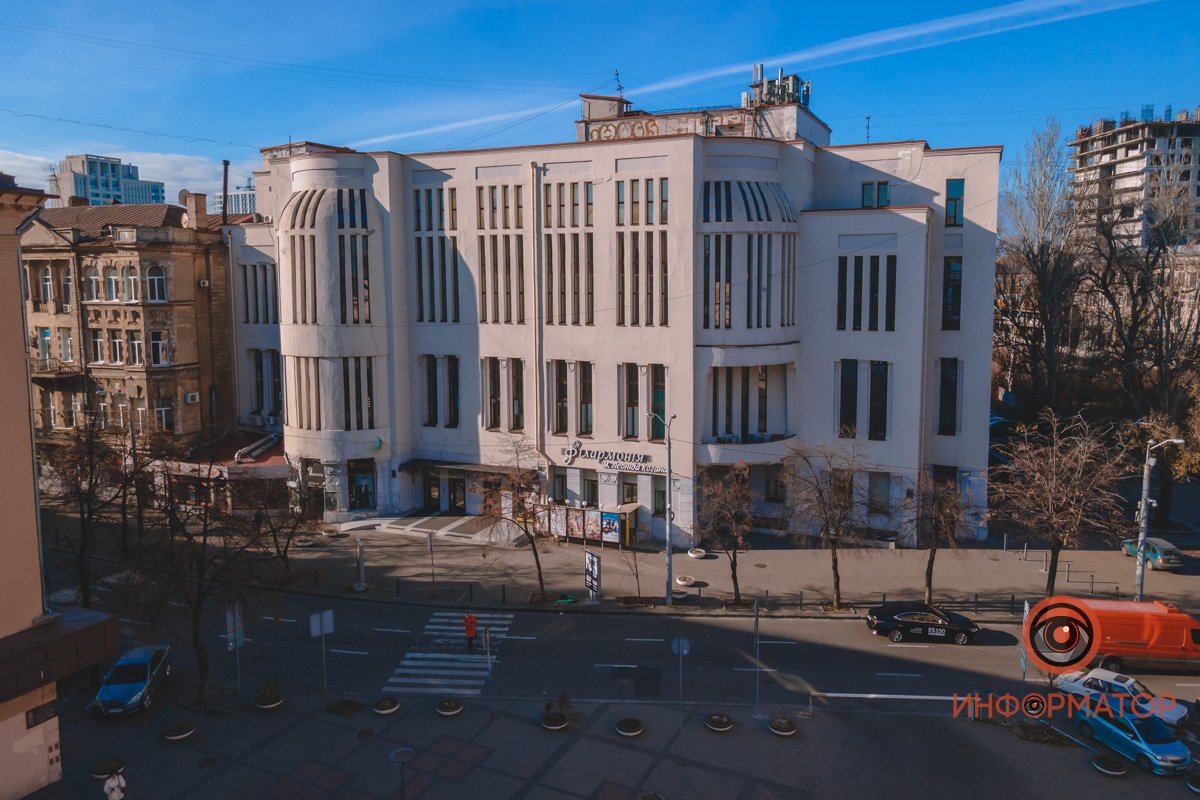 Издали проблемы не так заметны, если смотреть со стороны Театрального бульвара Издали проблемы не так заметны, если смотреть со стороны Театрального бульвара