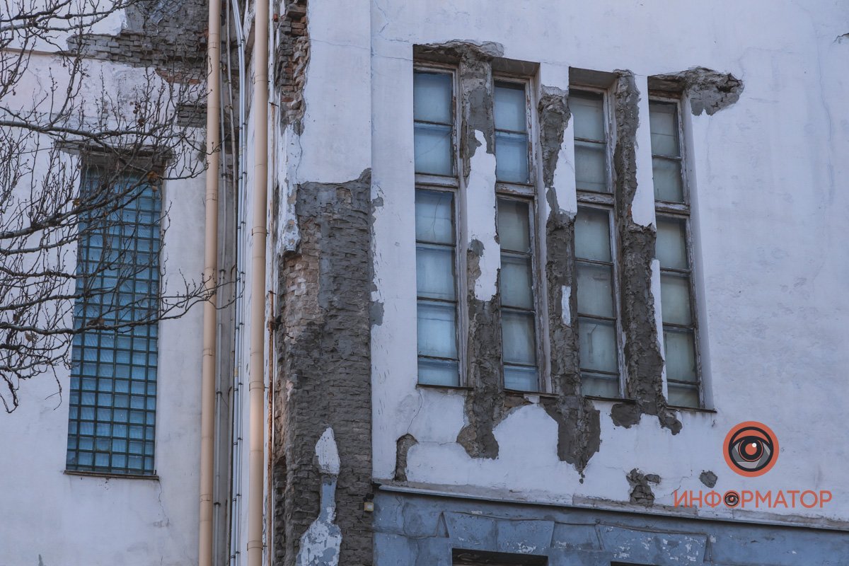 Фасад осыпается Фасад осыпается