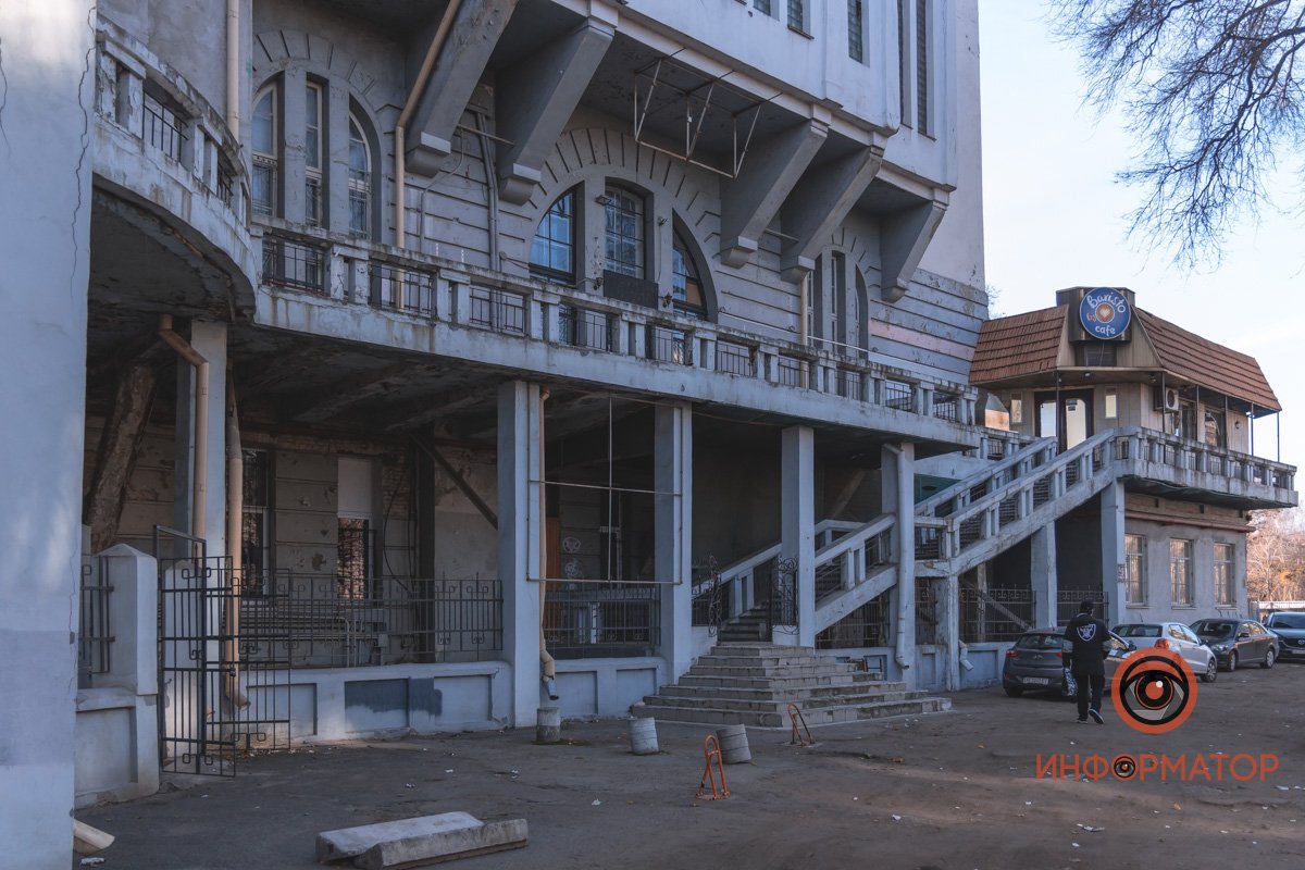 Также должны заменить двери, окна и подсветить фасад Также должны заменить двери, окна и подсветить фасад