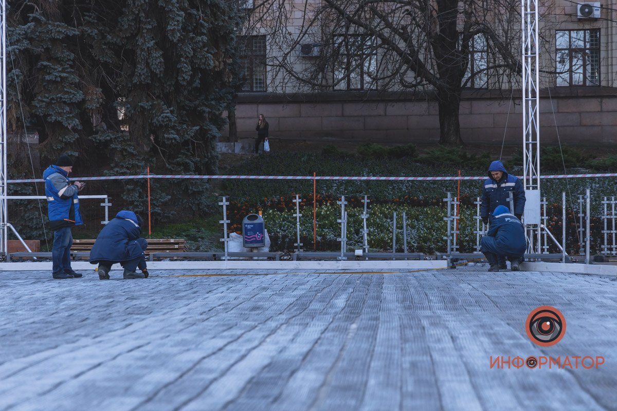 Расстилают покрытие