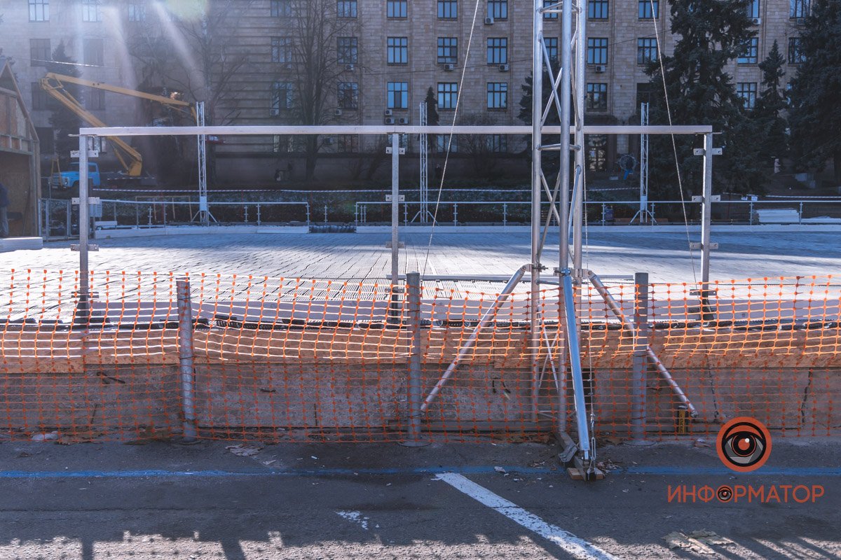 Параллельно ставят заграждение