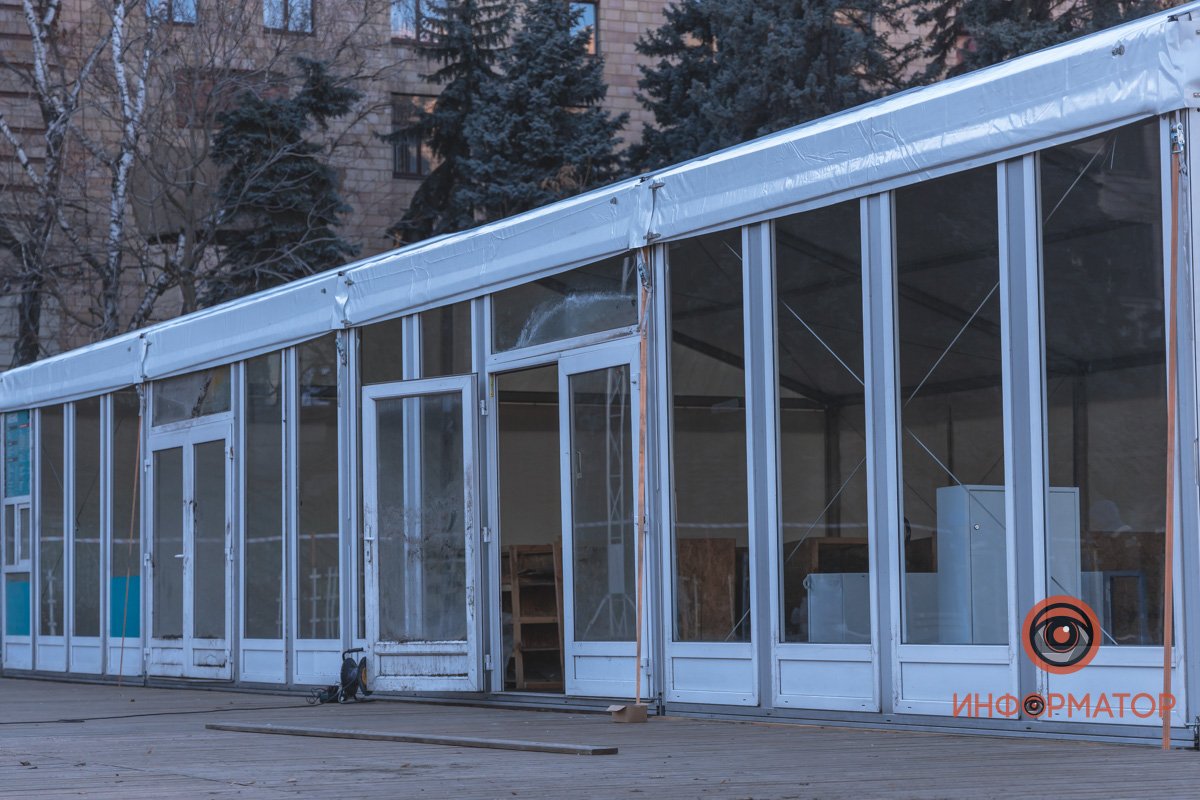 Административные здания уже на месте