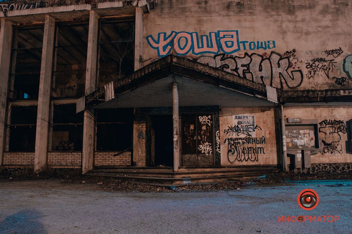 Главный вход, а раньше здесь было много людей Главный вход, а раньше здесь было много людей