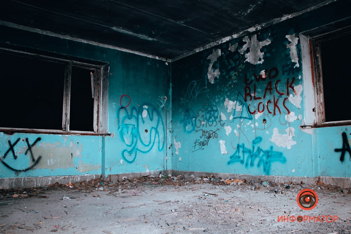 Поставить в угол на камни Поставить в угол на камни