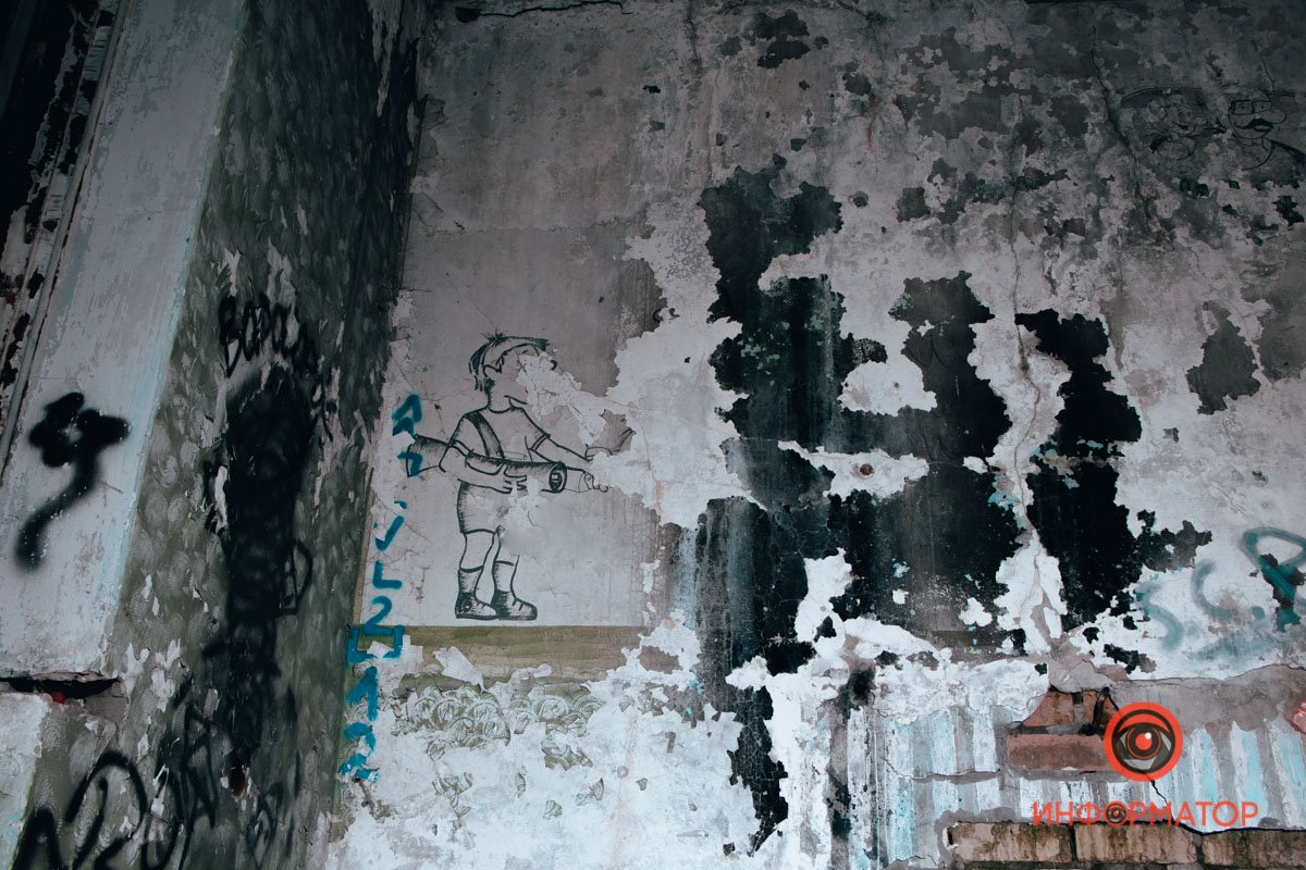 Видимо паренек домой шел и решил остаться здесь Видимо паренек домой шел и решил остаться здесь