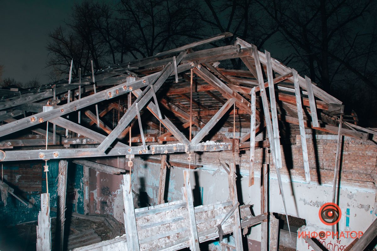 Крыша кинотеатра в ужасном состоянии Крыша кинотеатра в ужасном состоянии