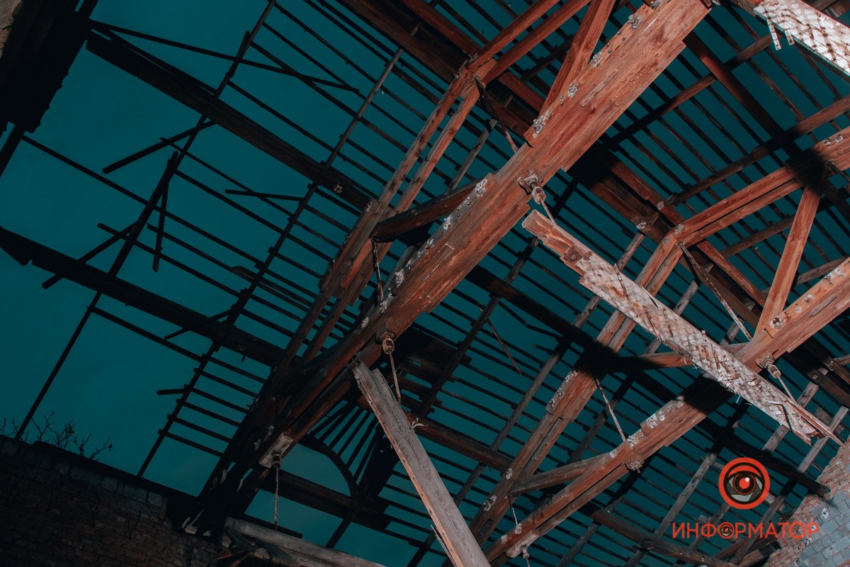 Крыша кинотеатра: вид изнутри Крыша кинотеатра: вид изнутри