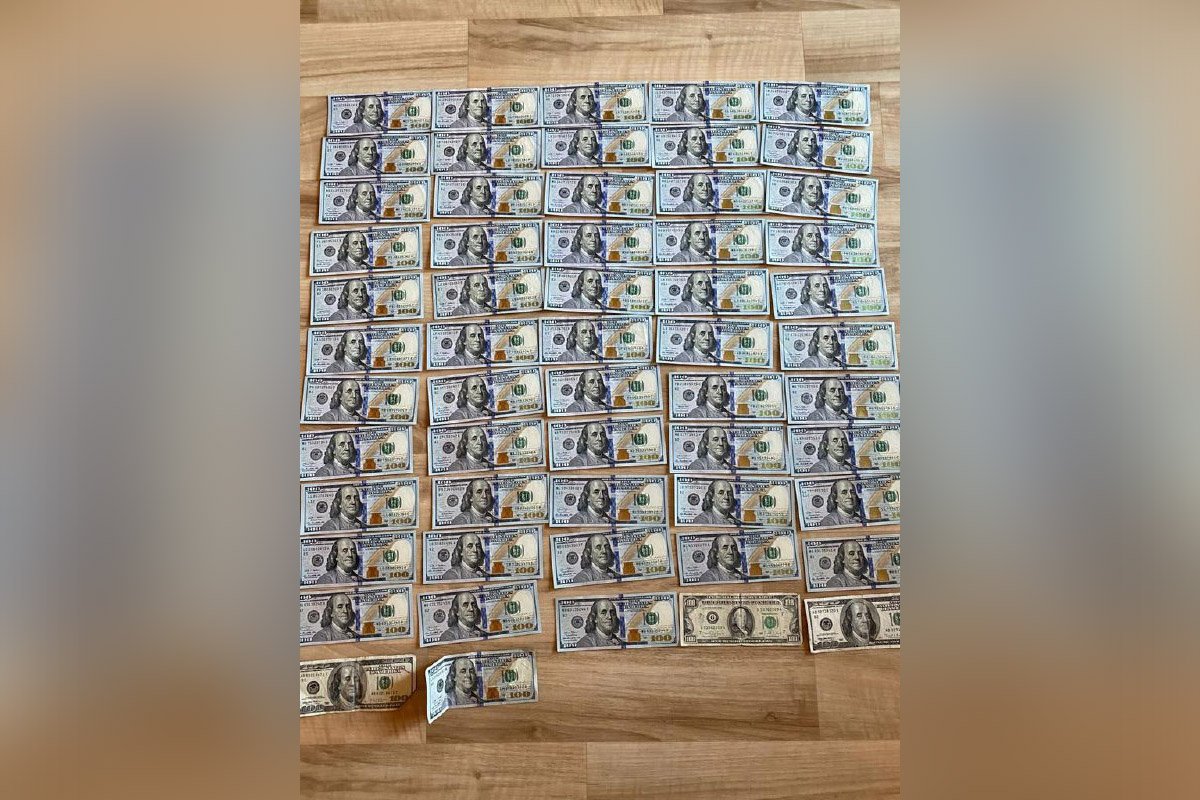 Во время задержания изъяли оружие и патроны к нему, транспортные средства, черновые записи, компьютерную технику, мобильные телефоны, деньги.