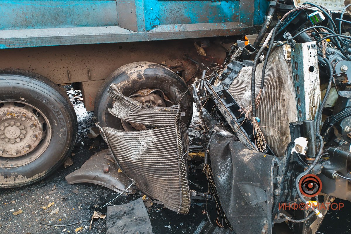 Две фуры стояли припаркованные