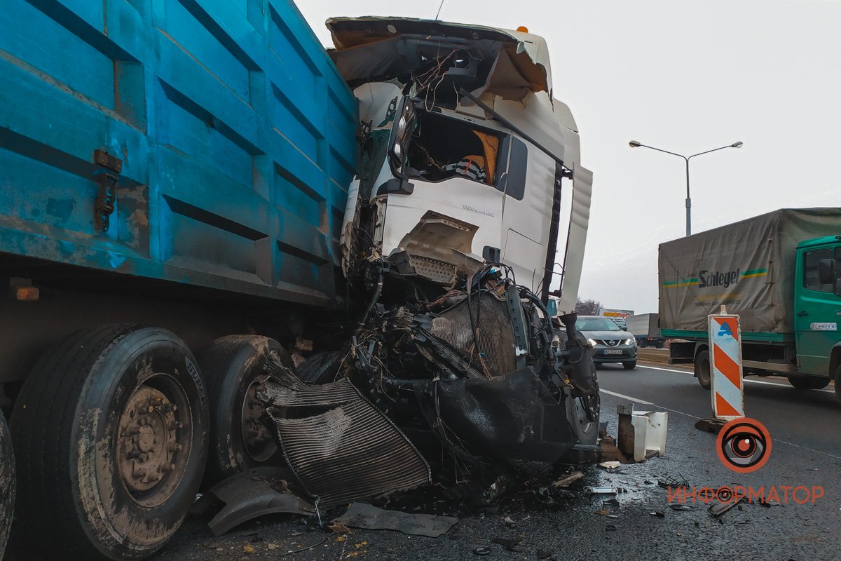 На дорогу разлились горюче-смазочные материалы