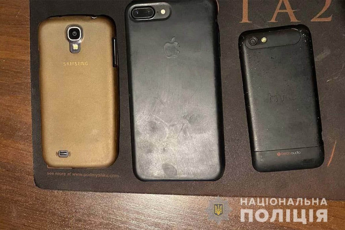 Правоохранители изъяли доказательства, которые могут свидетельствовать о причастности мужчины к преступлению. Правоохранители изъяли доказательства, которые могут свидетельствовать о причастности мужчины к преступлению.