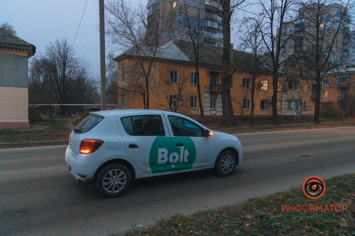 Автомобиль службы такси Bolt Автомобиль службы такси Bolt