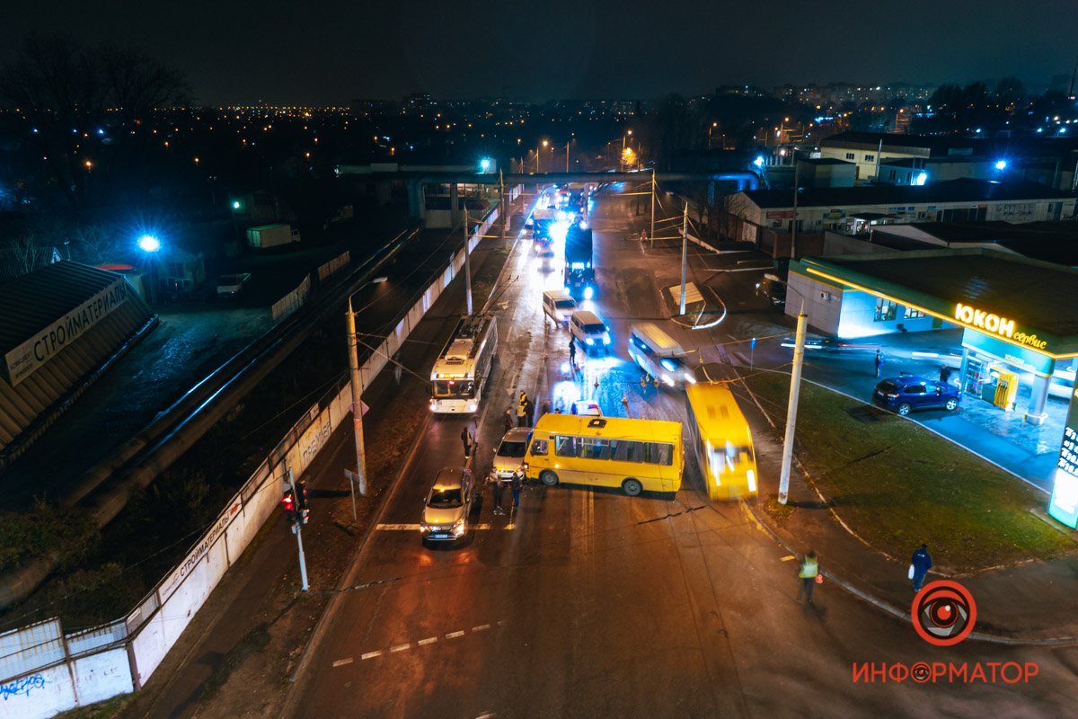 Машины заезжают на тротуар, чтобы проехать перекресток 