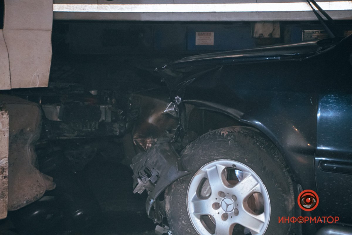  Из бака выливается бензин