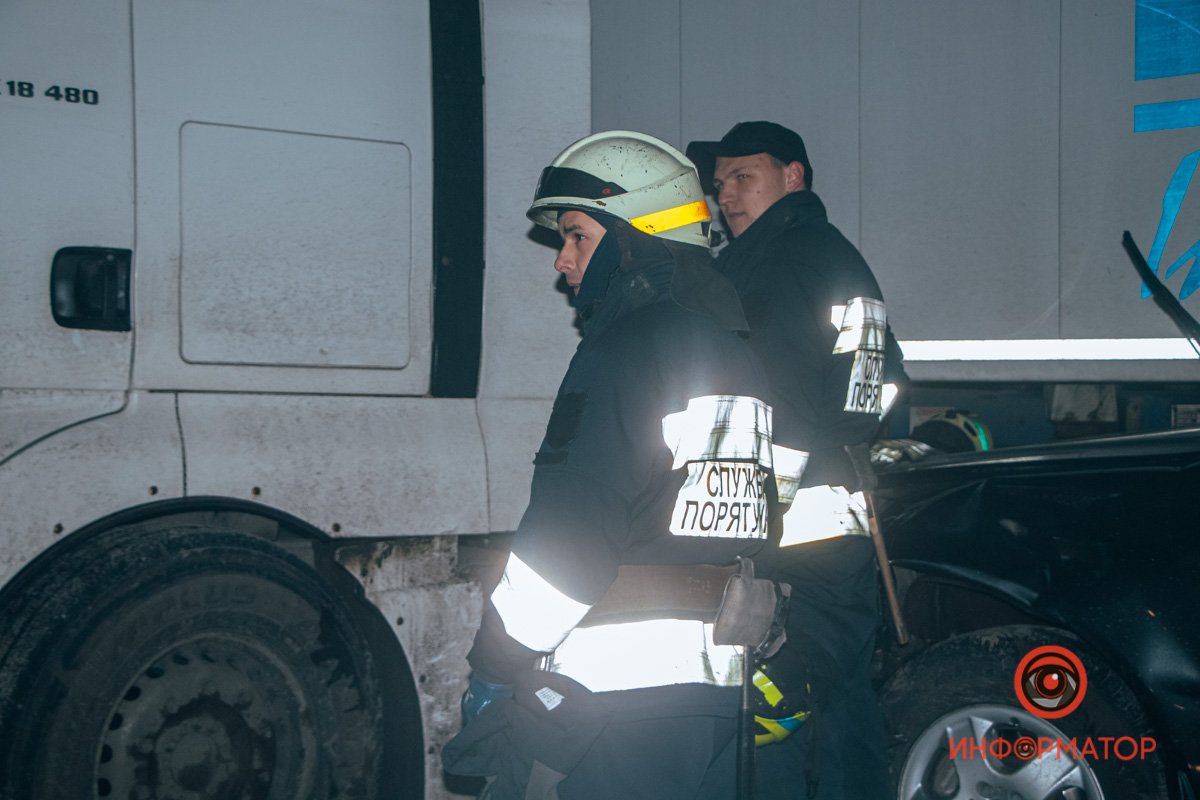 Служба спасения пытается предотвратить утечку бензина