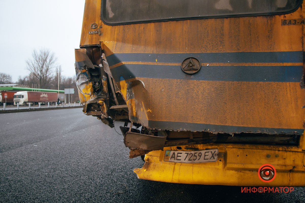 По предварительной информации от сотрудников полиции, автобус двигался на "зеленый"
