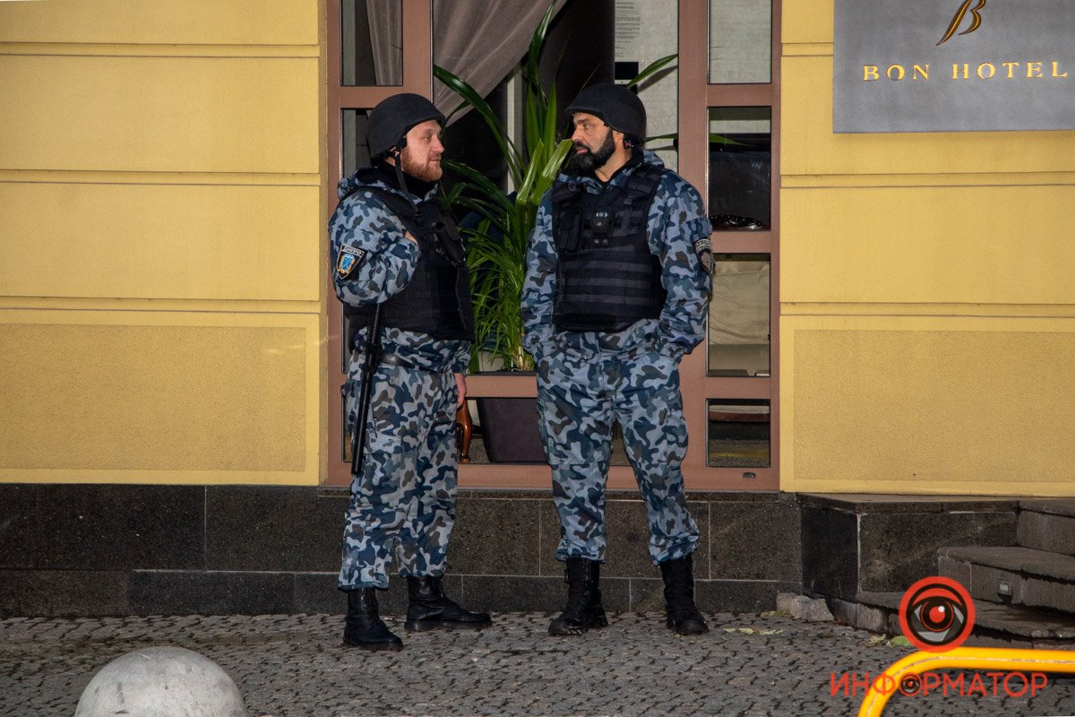 На место прибыли взрывотехники и кинологи, которые осмотрели здание